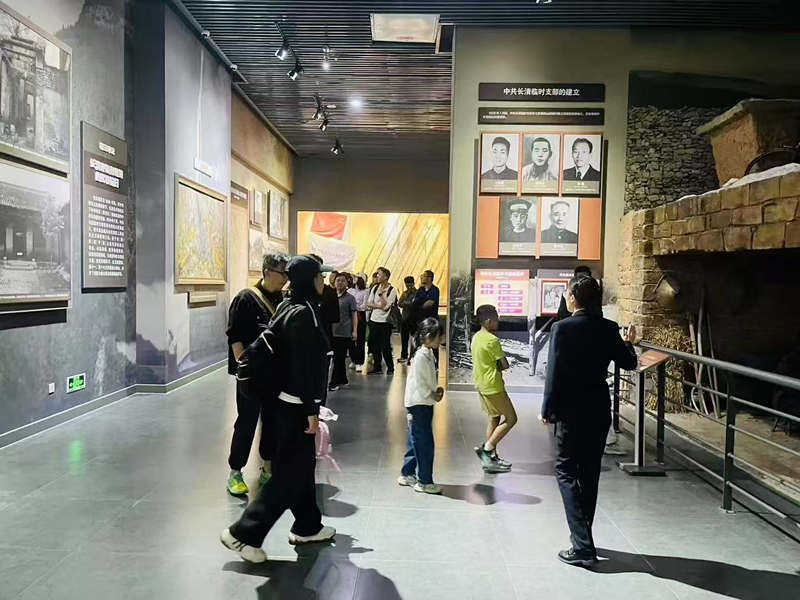 某单位《在红色记忆里攀向高峰》一天红色参观团建